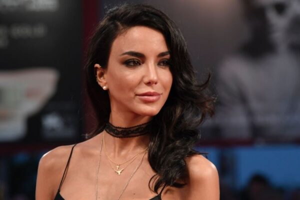 “Io per 80mila euro manco mi alzo dal letto”. L’influencer Chiara Biasi fa infuriare il web