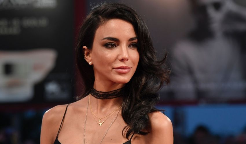 “Io per 80mila euro manco mi alzo dal letto”. L’influencer Chiara Biasi fa infuriare il web