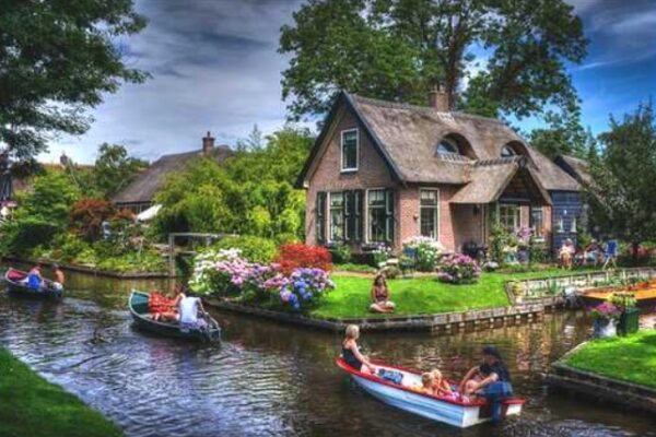 Giethoorn, la città senza strade immersa nel verde e nell’aria pulita