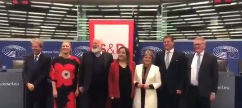 Gentiloni e gli altri commissari socialisti Ue cantano “Bella Ciao”, il video diventa subito virale