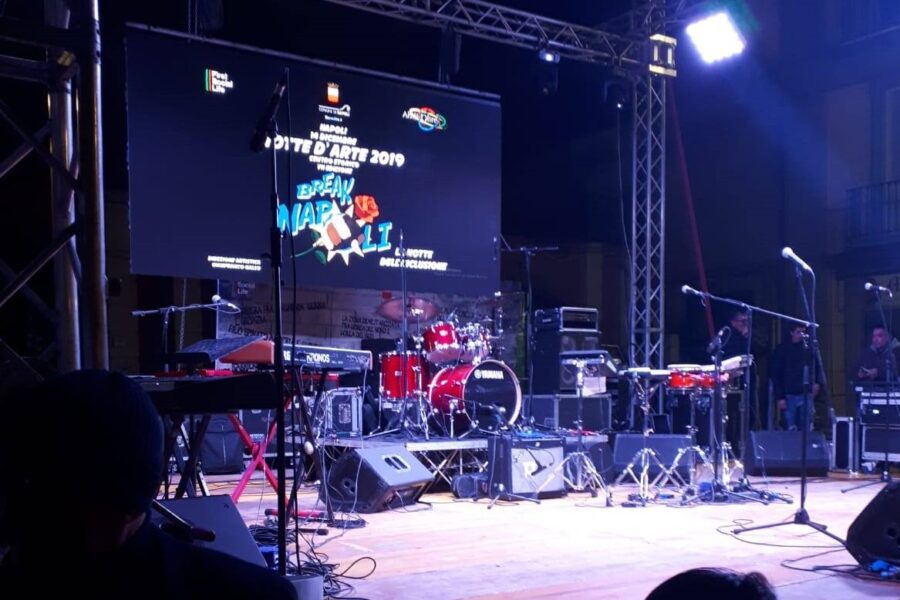 Fallimento della notte bianca a Napoli, in corso la guerra per la successione a de Magistris