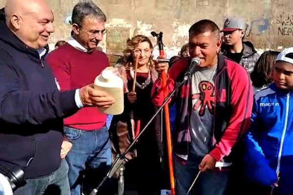 Il ministro Costa ‘suona’ la spazzatura a Napoli