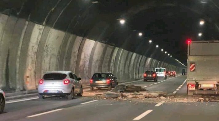 Tragedia sfiorata in autostrada, crolla soffitto nella galleria Bertè