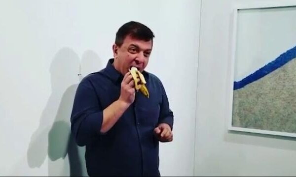 David Datuna mangia la banana di Cattelan: “È deliziosa”