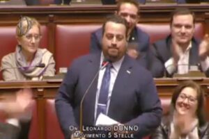 Manovra, caos in Aula. Fico espelle Mollicone (Fdi): “Inaccettabile salire in piedi sugli scranni”