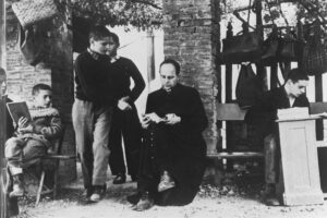 Don Lorenzo Milani, il prete che odiava il merito e restò solo