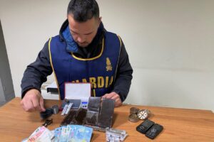 Spacciatore ma col reddito di cittadinanza, arrestato dalla finanza