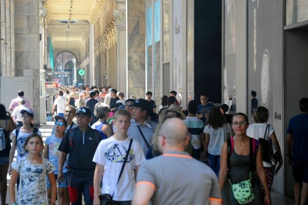 L’Annuario Istat: “Italia paese vecchio e con famiglie piccole. Dopo 9 anni aumentano gli stipendi”