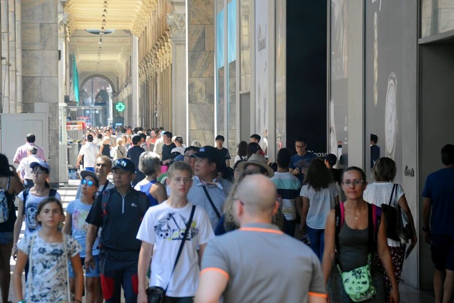 L’Annuario Istat: “Italia paese vecchio e con famiglie piccole. Dopo 9 anni aumentano gli stipendi”