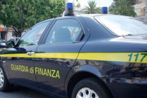 Timbrava il cartellino e andava via, arrestato sindaco di Scalea per 650 ore di assenteismo