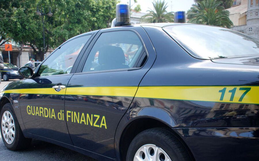 Timbrava il cartellino e andava via, arrestato sindaco di Scalea per 650 ore di assenteismo