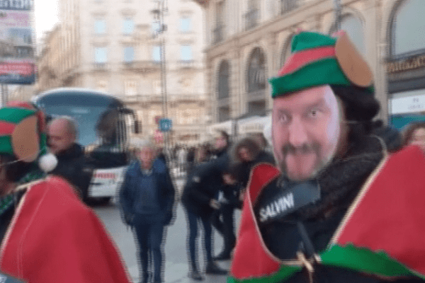 Milano, flash mob NO CPR in Duomo: “Babbi Natale contro i lager”