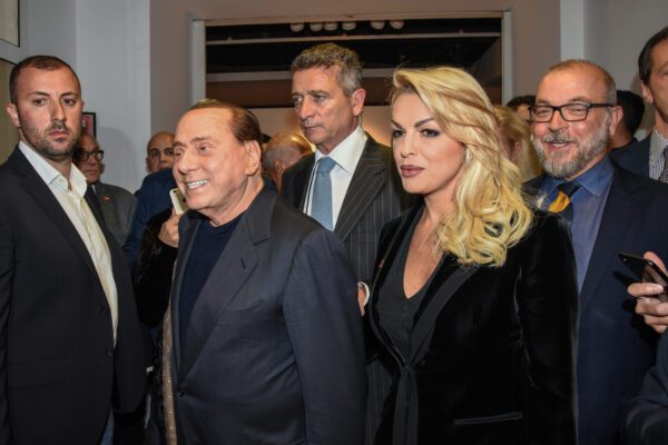 Le Sardine ‘aprono’ a Francesca Pascale: la compagna di Berlusconi attesa in piazza
