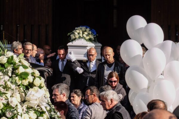 Bambino precipitato a scuola a Milano, indagate due maestre e la bidella