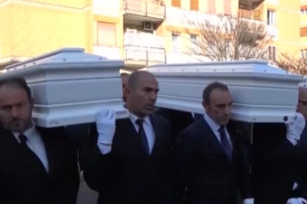 Roma, l’ultimo saluto a Gaia e Camilla: l’arrivo dei feretri alla chiesa del Preziosissimo Sangue