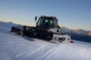 Sciatore si schianta contro un ‘gatto delle nevi’: è gravissimo