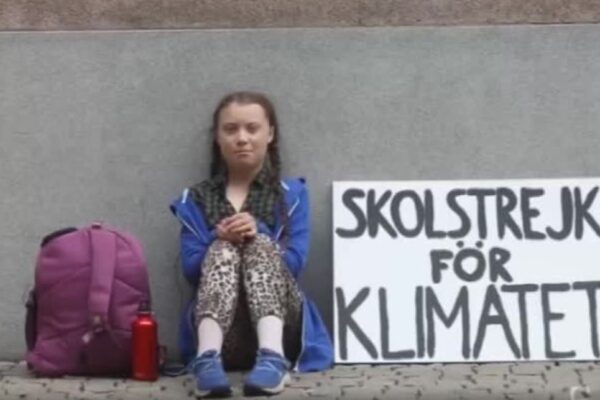 La ragazzina in sciopero per il clima, una sfida mondiale alla politica