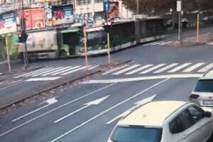 Milano, scontro tra filobus e camion rifiuti: morta la donna in coma Milano, scontro tra filobus e camion rifiuti: morta la donna in coma