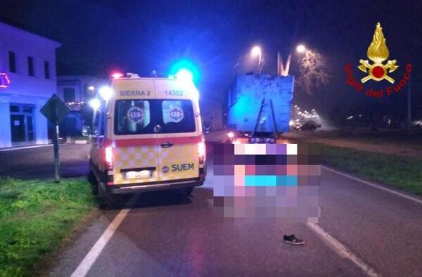 Esce di strada con l’auto, muore investito dal camionista che gli presta soccorso