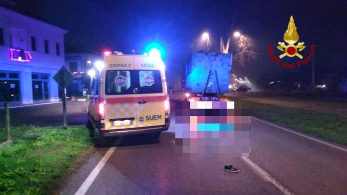 Esce di strada con l’auto, muore investito dal camionista che gli presta soccorso
