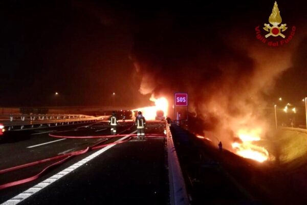 Incidente sull’A4, autocisterna in fiamme dopo schianto contro camion: un morto carbonizzato