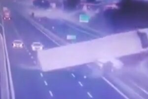 Drammatico incidente sull’A30, tir si ribalta e si ‘accartoccia’: salvo il conducente