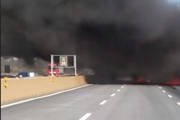 Incidente sulla Torino-Milano, tir a fuoco e motociclista miracolato