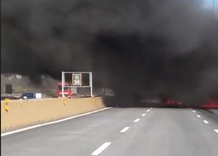Incidente sulla Torino-Milano, tir a fuoco e motociclista miracolato