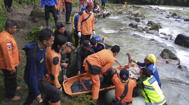 Indonesia, bus precipita in un burrone: almeno 25 morti