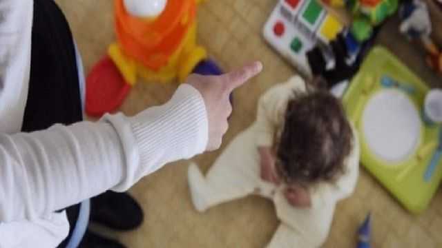 Caserta: “La maestra mi picchia” ma non ci sono prove. La mamma cuce un registratore nel grembiule e incastra l’insegnante | File audio di schiaffi, calci e insulti