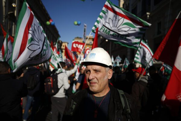 Operai in piazza a Roma per le crisi industriali. Landini: “Stanchi delle promesse, vogliamo i fatti”