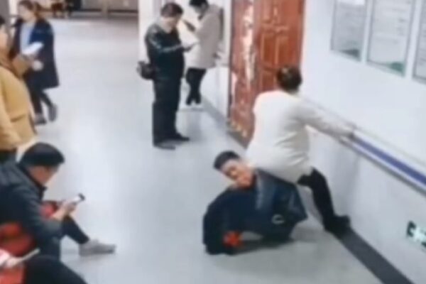 Donna incinta e stanca, marito si trasforma in sedia nell’indifferenza generale