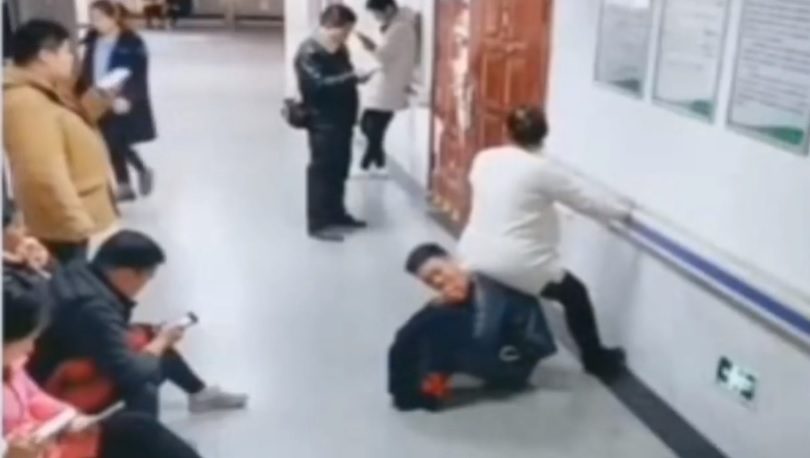 Donna incinta e stanca, marito si trasforma in sedia nell’indifferenza generale