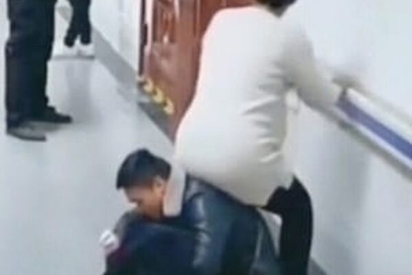 Nessuno lascia il posto alla moglie incinta: marito si trasforma in sedia