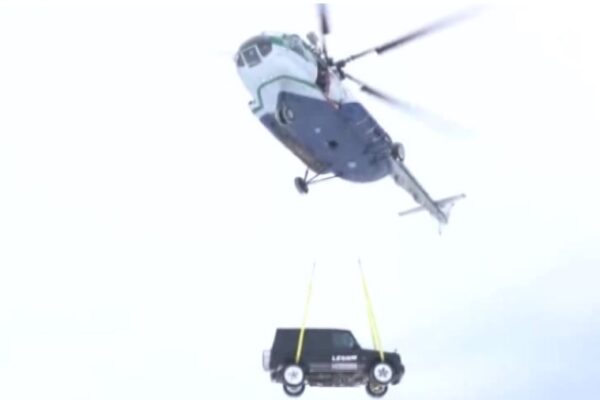 Blogger russo getta dall’elicottero la sua Mercedes, “Non era comoda”