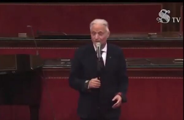 Amedeo Minghi canta Trottolino amoroso in Senato