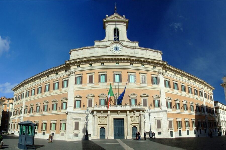 Se fare politica è diventato un crimine