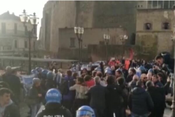 Napoli, al via Cop 21 del mare: tensioni tra attivisti e forze dell’ordine all’ingresso di Castel dell’Ovo