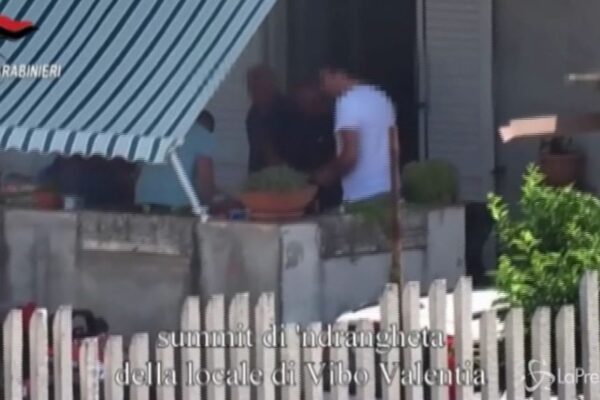 ‘Ndrangheta, maxi blitz dei carabinieri: oltre 334 arresti tra boss, politici e imprenditori