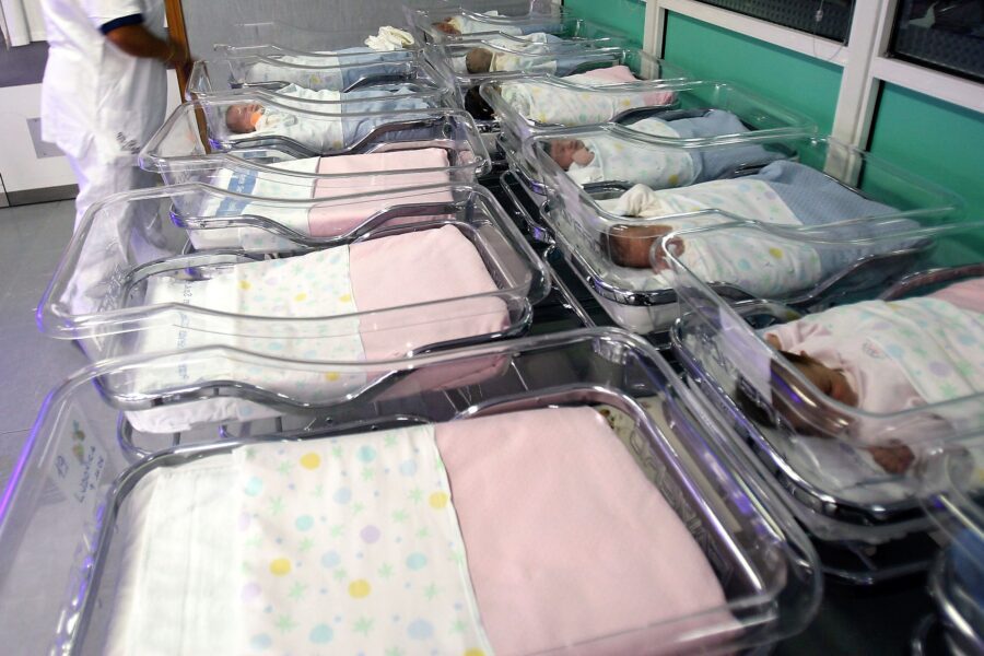 La crisi delle culle, l’Italia in pieno crack demografico: “Al Sud – 40% di figli in 20 anni”