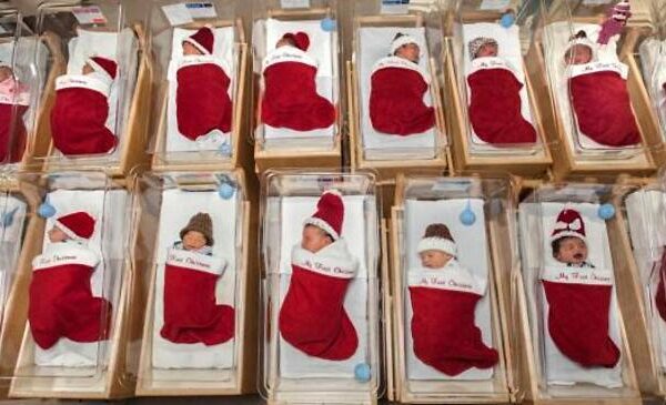 Neonati avvolti in calze di Natale: la tenera tradizione di un ospedale