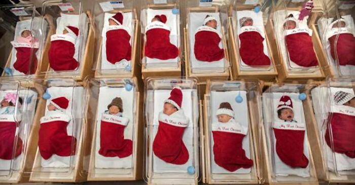 Foto Di Natale Neonati.Neonati Avvolti In Calze Di Natale La Tenera Tradizione Di Un Ospedale Il Riformista