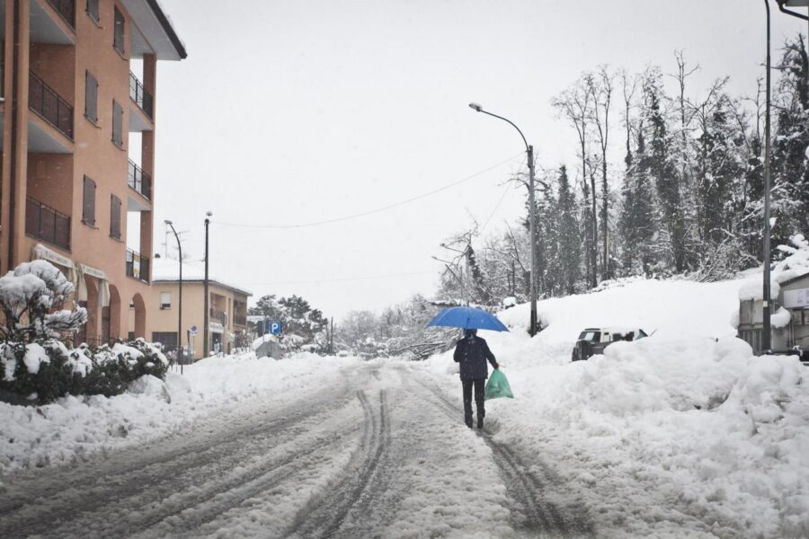 Allerta neve dai 300 metri, massima attenzione anche alle gelate