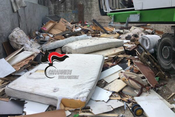 Napoli, schiaffo ad Asia: i carabinieri chiudono l’isola ecologica non a norma