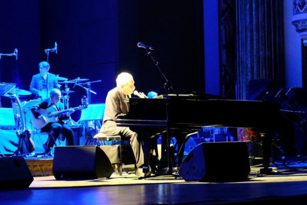 Bagno di folla per Paolo Conte al San Carlo: “Torno a cantare in napoletano”