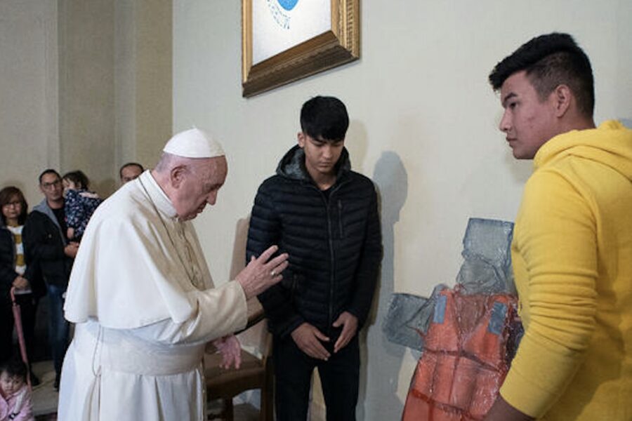 Consigliere leghista attacca il Papa: “Preferisce migranti a noi”. Poi le scuse: “Ho la terza media”