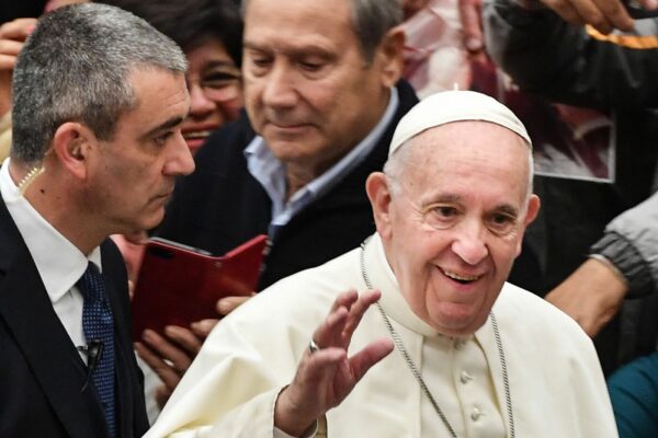 Vaticano, si presenta vestito da Papa e aggredisce agenti