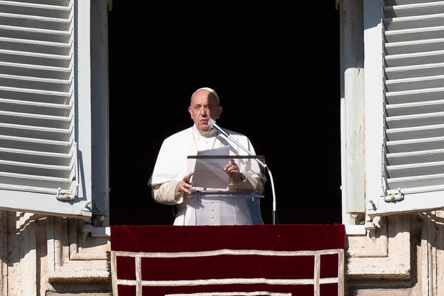 Papa Francesco, messaggio all’Angelus: “Si torni a comunicare in famiglia, via i telefoni da tavola”