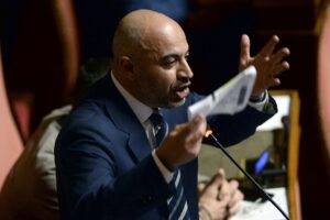 Bufera nei 5 Stelle, Paragone contro tutti: “Ecco chi non rendiconta, ci sono anche ministri”