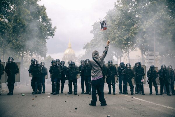 ©PHOTOPQR/LE PARISIEN/ARNAUD DUMONTIER ; PARIS 14/06/2016 MANIFESTATION CONTRE LA LOI TRAVAIL – PARCOURS DE PLACE D’ITALIE AUX INVALIDES – PARIS DANS UN ETAT DE GUERRE CIVILE
Protesters clash with riot police during a national demonstration and strike against the Labor Law reform in Paris, France, 14 June 2016. Labor unions demonstrated during a national strike across France to protest against about employment law reforms. 
Parigi, Scontri e incidenti durante la manifestazione contro il diritto del lavoro
I manifestanti si scontrano con la polizia antisommossa durante la manifestazione nazionale e lo sciopero contro la riforma ‘Diritto del Lavoro’ a Parigi, Francia, 14 giugno 2016.  
MaxPPP
LaPresse  — Only Italy